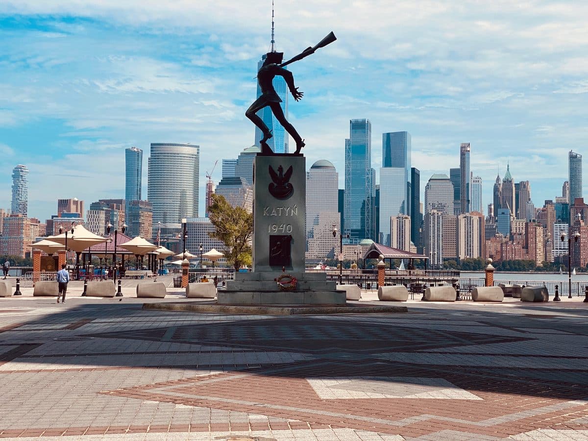 Exchange Place, Jersey City — puerta al waterfront con vistas a Manhattan