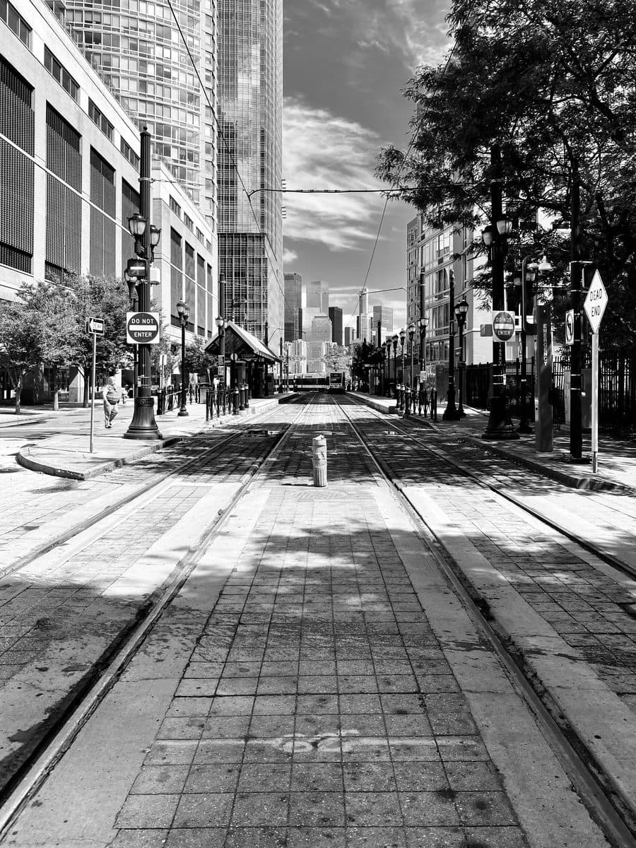 Light Rail Hudson-Bergen con el skyline de Manhattan al fondo — vivir con vistas a NYC